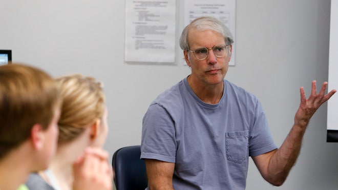 rofessor Jeff Murray talks to University of Iowa students in his personal genetics class